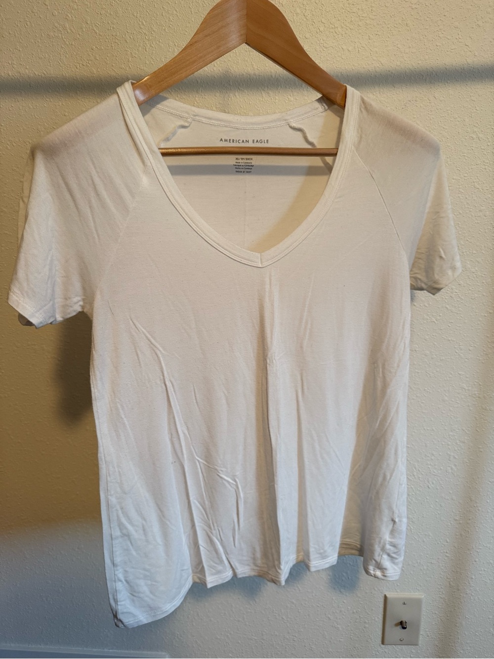 American Eagle Outfitters White V-Neck Short Sleeve Tee